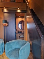 Junior Suite | Bathroom | Shower, rainfall showerhead, free toiletries, hair dryer