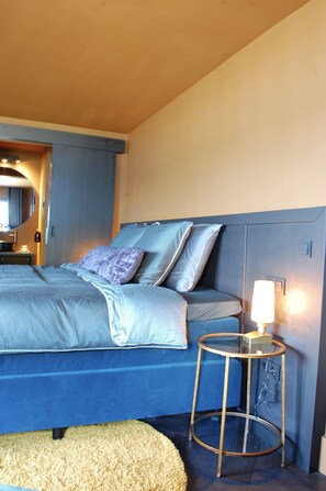 Quarto casal conforto | Roupas de cama premium, cofres nos quartos, individualmente decorados