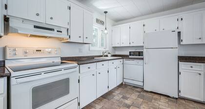 Bungalow of Bliss - Family Cottage on Lake Huron