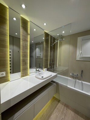 Douche, sĂšche-cheveux, papier toilette