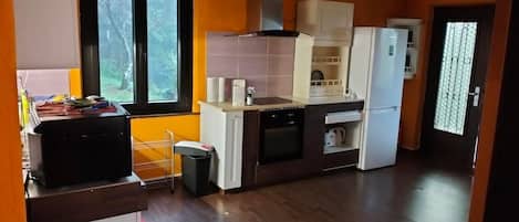 Réfrigérateur, micro-ondes, plaque de cuisson, cafetiÚre/bouilloire
