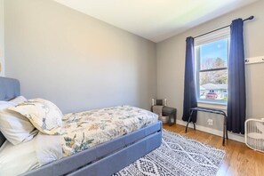 3 bedrooms, iron/ironing board, WiFi, bed sheets