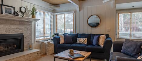 Télévision à écran plat, cheminée