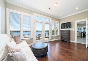 Smart TV, chimenea y videojuegos