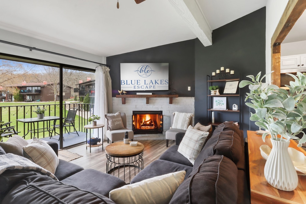 Lake Geneva cozy gem! King bed!