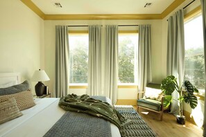 5 bedrooms, desk, iron/ironing board, travel crib