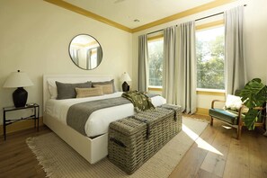 5 Schlafzimmer, Schreibtisch, Bügeleisen/Bügelbrett, Reisekinderbett