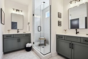 Tina, secadora de cabello, toallas, shampoo 