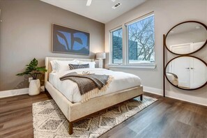 8 bedrooms, desk, iron/ironing board, travel crib