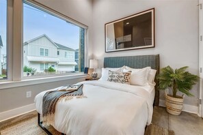 4 slaapkamers, een bureau, een strijkplank/strijkijzer, reisbedje