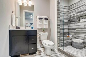 Bathtub, hair dryer, towels, soap - Beautiful, New Townhome | Hot Tub (Nashville)