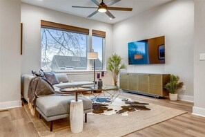 TV, offices - Niche Nashville Getaway | Balcony (Nashville)