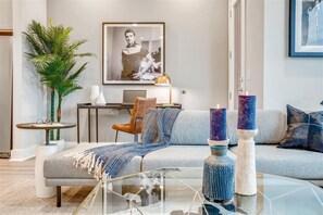 TV, offices - Niche Nashville Getaway | Balcony (Nashville)