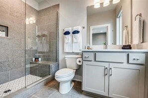 Badewanne, Haartrockner, Handtücher, Shampoo
