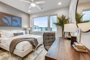 4 Schlafzimmer, Schreibtisch, Bügeleisen/Bügelbrett, Reisekinderbett