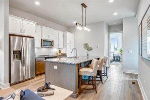 Réfrigérateur, four à micro-ondes, un four, surface de cuisson