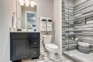 Badewanne, Haartrockner, Handtücher