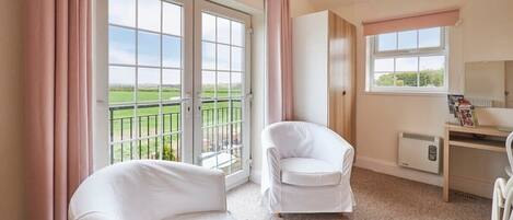 Télévision à écran plat, lecteur de DVD, espaces bureaux