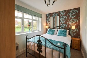 2 bedrooms, desk, iron/ironing board, WiFi