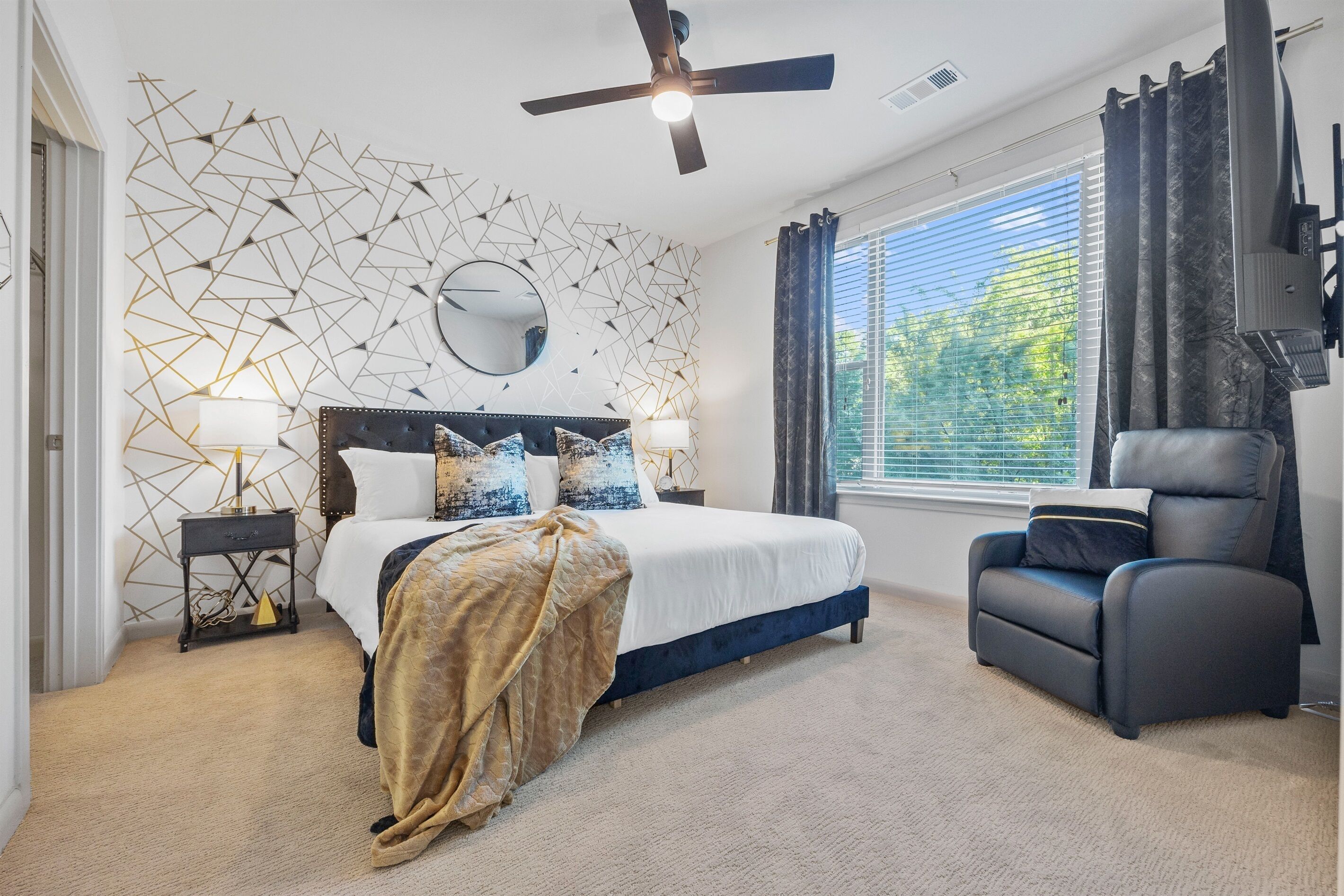 The Regal Noir - 2King BR Lux Apt in Decatur Square ~ Massage Chairs~Rooftop Bar