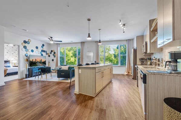 Refrigerador, microondas, horno y parrilla de estufa