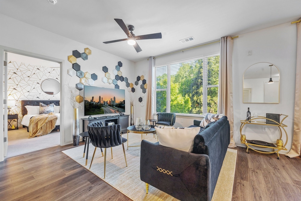 The Regal Noir - 2King BR Lux Apt in Decatur Square ~ Massage Chairs~Rooftop Bar