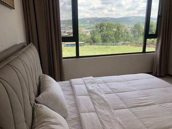 Pillowtop-patjalliset sängyt, työpöytä, äänieristys, silitysrauta/-lauta