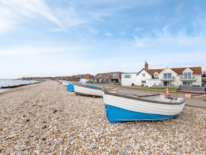 On the beach - Seaside - sleeps 8 guests  in 3 bedrooms (Selsey)