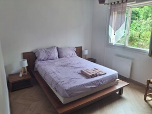 3 Schlafzimmer, Schreibtisch, Bügeleisen/Bügelbrett, Reisekinderbett