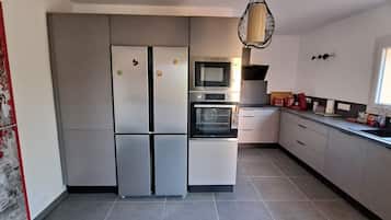 Wasserkocher mit Kaffee-/Teezubehör, Kühlschrank, Mikrowelle, Ofen