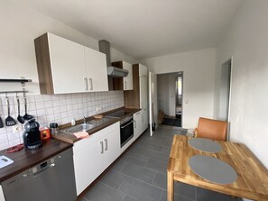 Frigorífico, horno, placa de cocina y lavavajillas