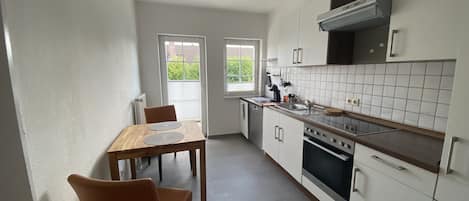 Réfrigérateur, un four, surface de cuisson, lave-vaisselle