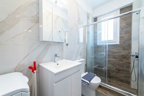 Apartment, 1 Bedroom | Bathroom | Shower, rainfall showerhead, hair dryer, towels