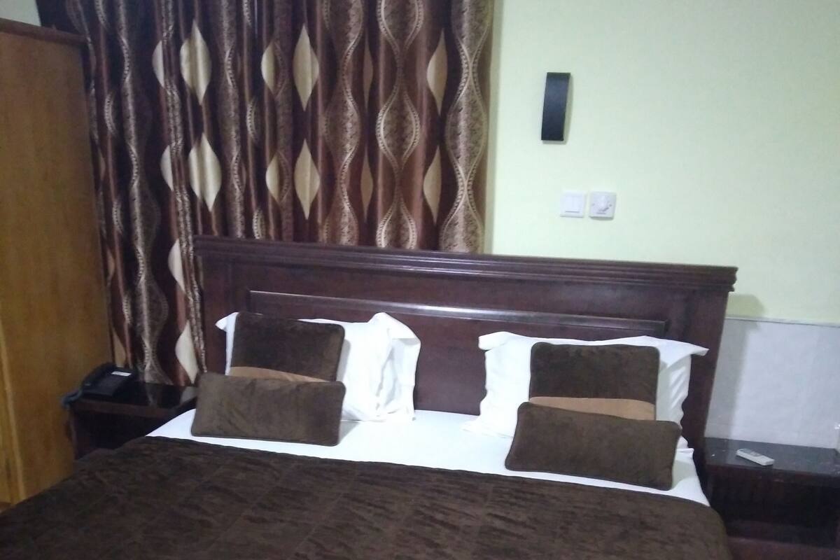 Room | Iron/ironing board, WiFi (free)