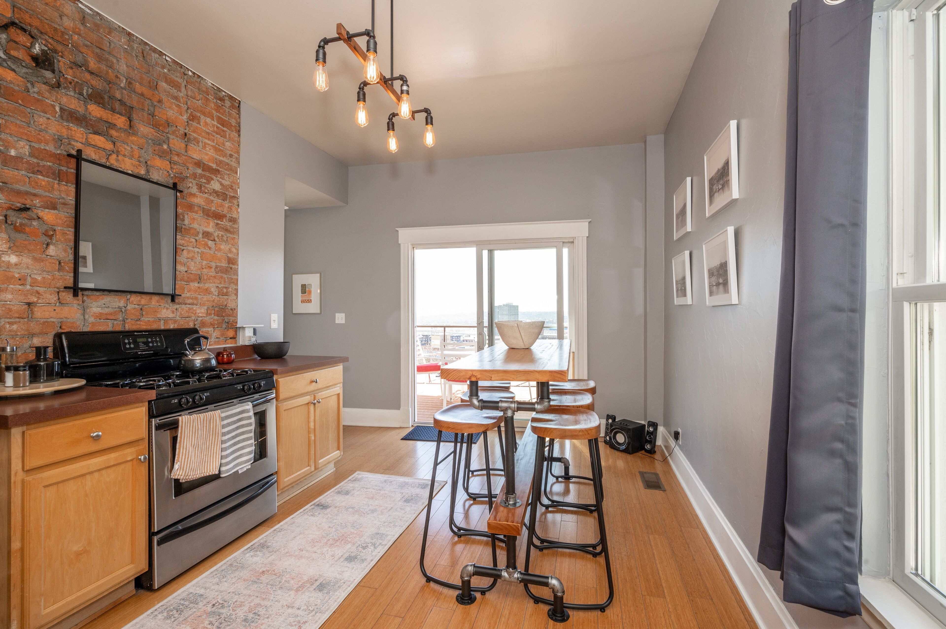 Cincy Cozy Corner | Balcony Skyline Views!