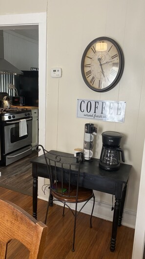 Interior - Napoleaon's Cozy Cottage (Bowling Green)