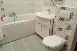 A bathroom with a bathtub, sink, and toilet. - Apartment Villa DD - Four Bedroom Apartment With Terrace Sea View (Supetar)
