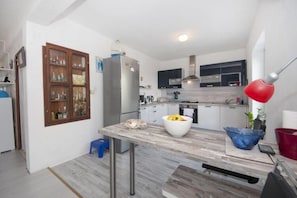 Appartement | Cuisine privée | Réfrigérateur, four à micro-ondes, un four, surface de cuisson