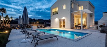 Villa Ora with Heated pool, Whirlpool, 4 bedrooms