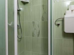 Apartment | Badezimmer | Dusche, Haartrockner