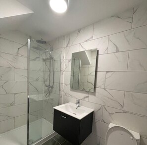 Leilighet | Bad | Separat badekar og dusj, dype avslapningsbadekar og håndklær