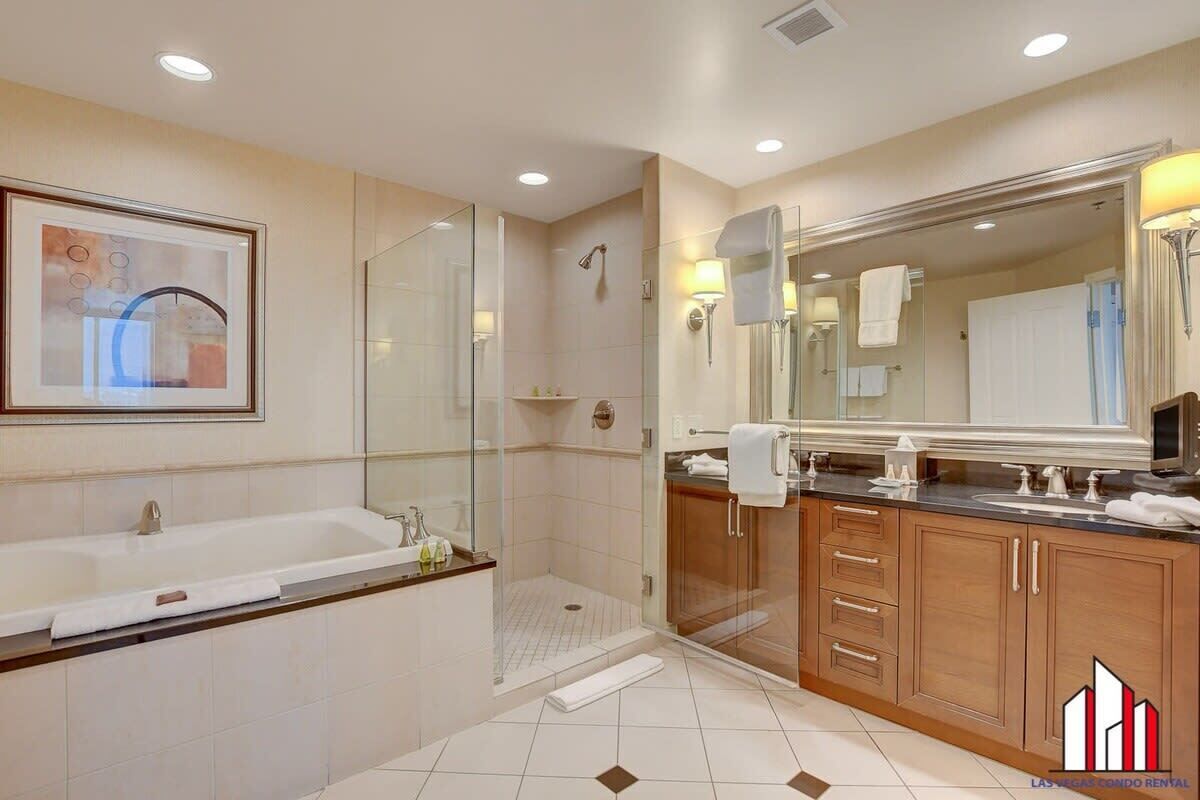 Dusj, hårføner, håndklær og såpe