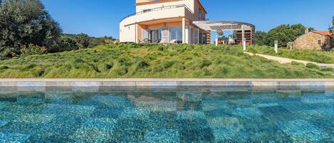 Alberca al aire libre y alberca climatizada