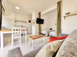 1 makuuhuone, silitysrauta/-lauta