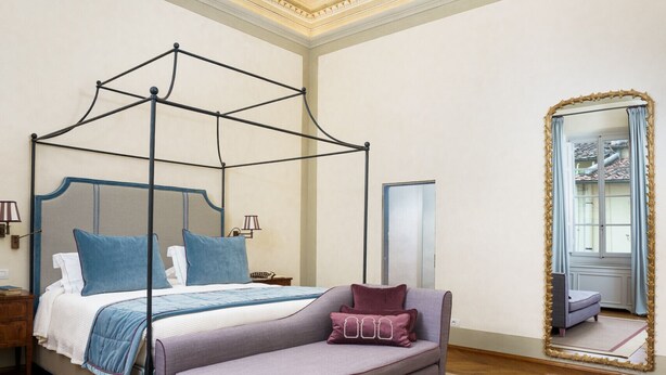 A bedroom with a four-poster bed, a large mirror, and a decorative ceiling. - Conte Jacopo - La Dimora degli Affreschi Florence (Florence)