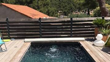 Een buitenzwembad en een verwarmd zwembad