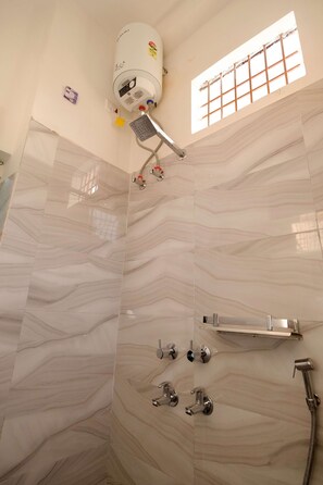 Quarto clássico | Banheiro | Chuveiro, chuveiro com efeito de chuva, bidê, toalhas de banho
