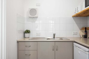 Kühlschrank, Mikrowelle, Wasserkocher mit Kaffee-/Teezubehör