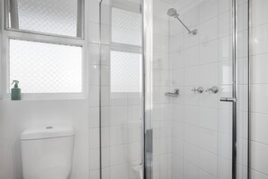 Dusche, Haartrockner, Handtücher, Shampoo