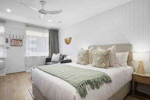 1 bedroom, iron/ironing board, WiFi, bed sheets - Bayscape Studio Glenelg (Glenelg)